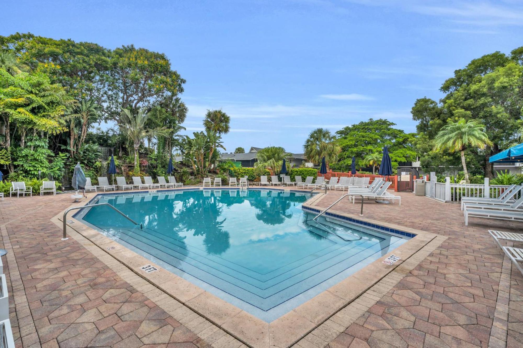 Park Shore Resort By Mike Z Rentals (Adults Only) Napoli Bagian luar foto